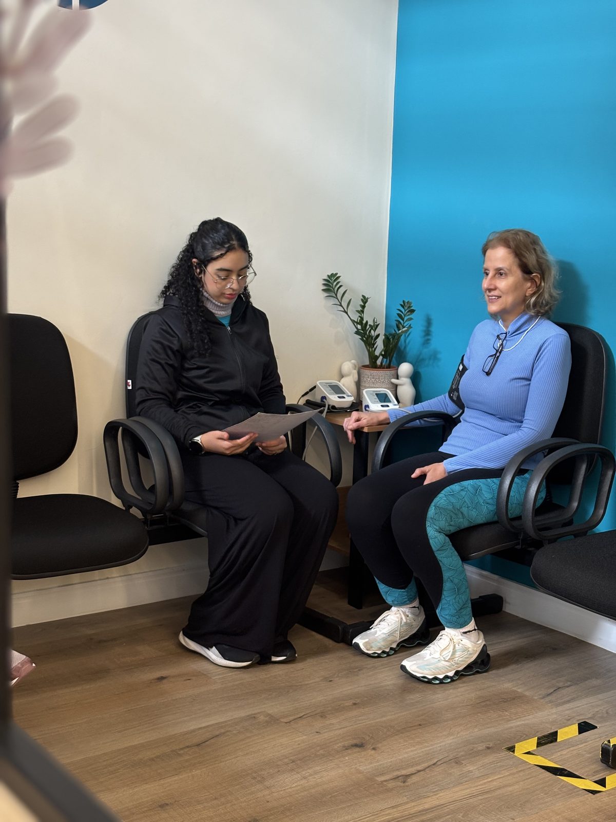 A member having her blood pressure checked during an assessment with a Studio Tekoá professional